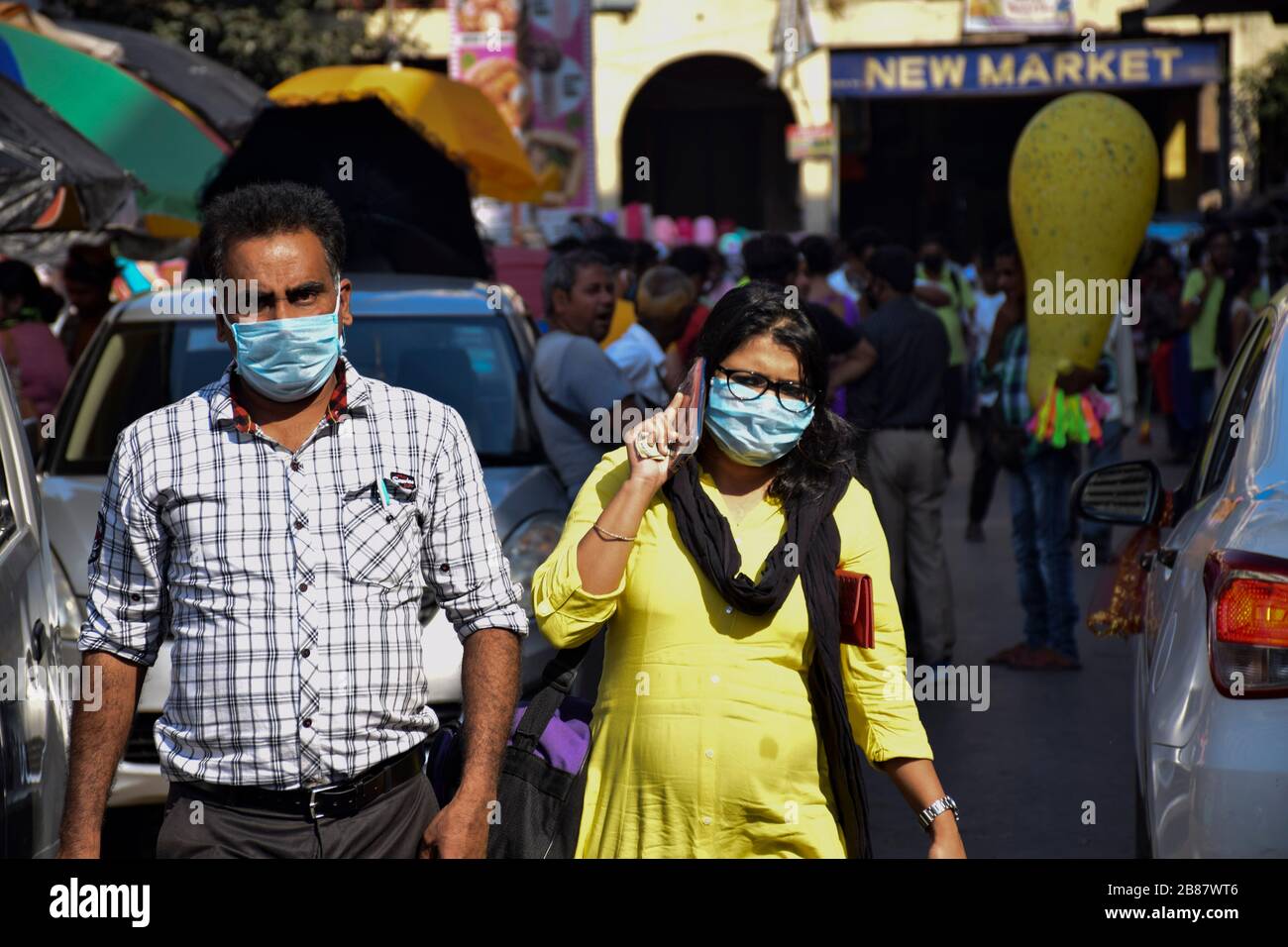 Les navetteurs portent des masques par mesure de précaution contre la propagation du Coronavirus à Kolkata.India a signalé quatre morts et 223 cas jusqu'à présent. Banque D'Images