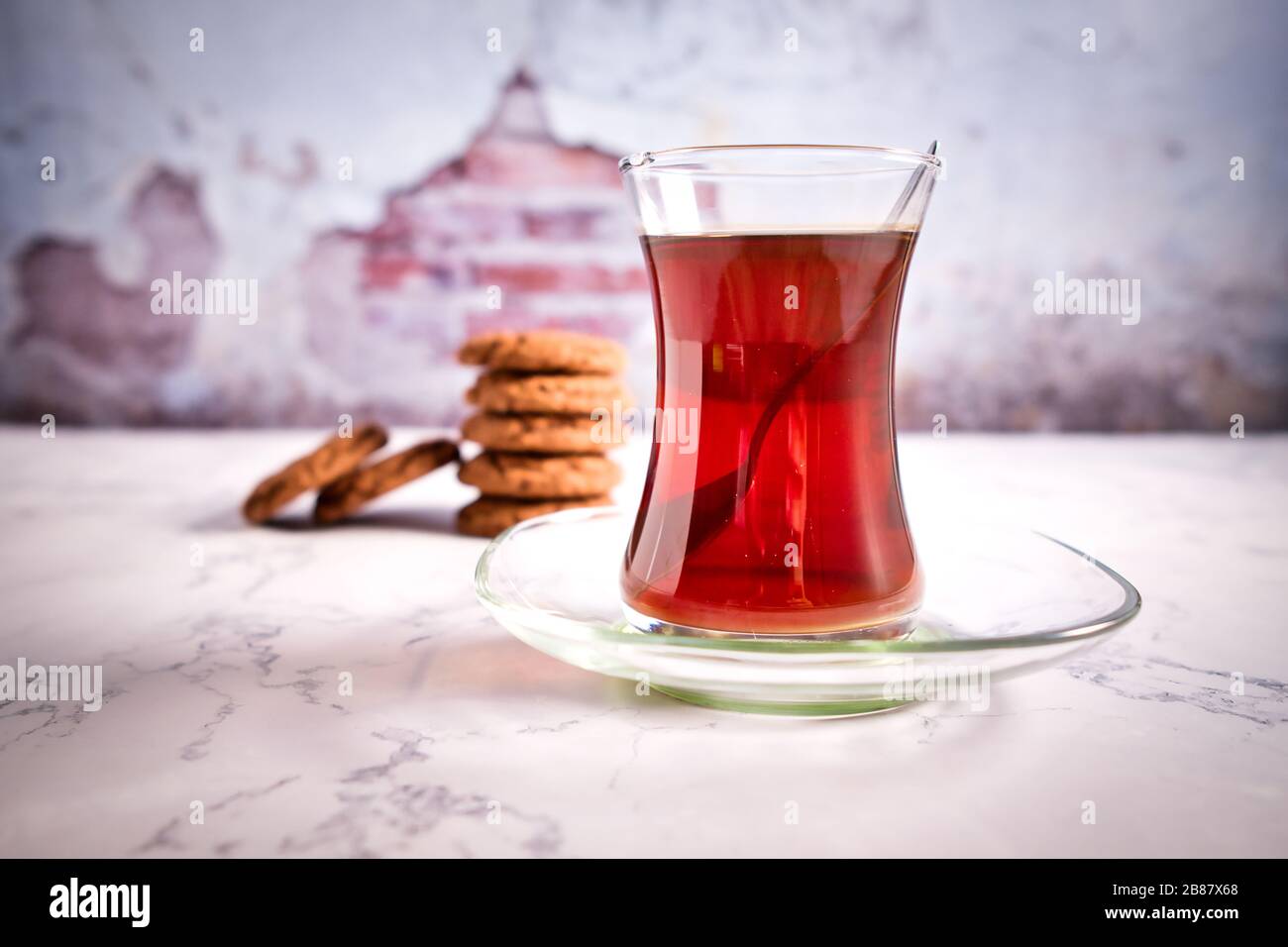 Biscuits magnifiquement empilés avec du chocolat sur table en bois. Cookies aux pépites de chocolat Vintage Color. Thé turc traditionnel. Banque D'Images