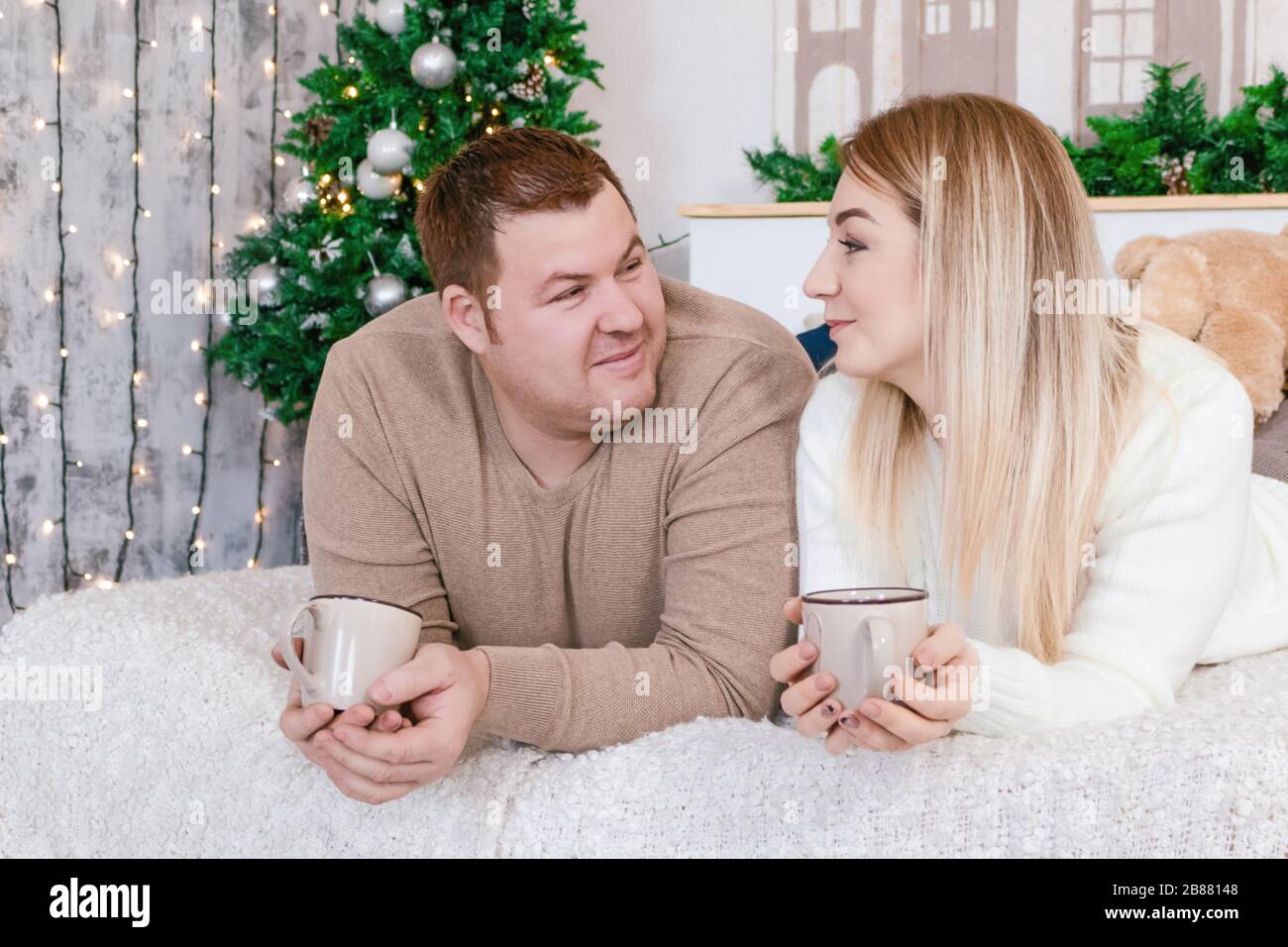 Couple affectueux près de Noël du nouvel an Banque D'Images