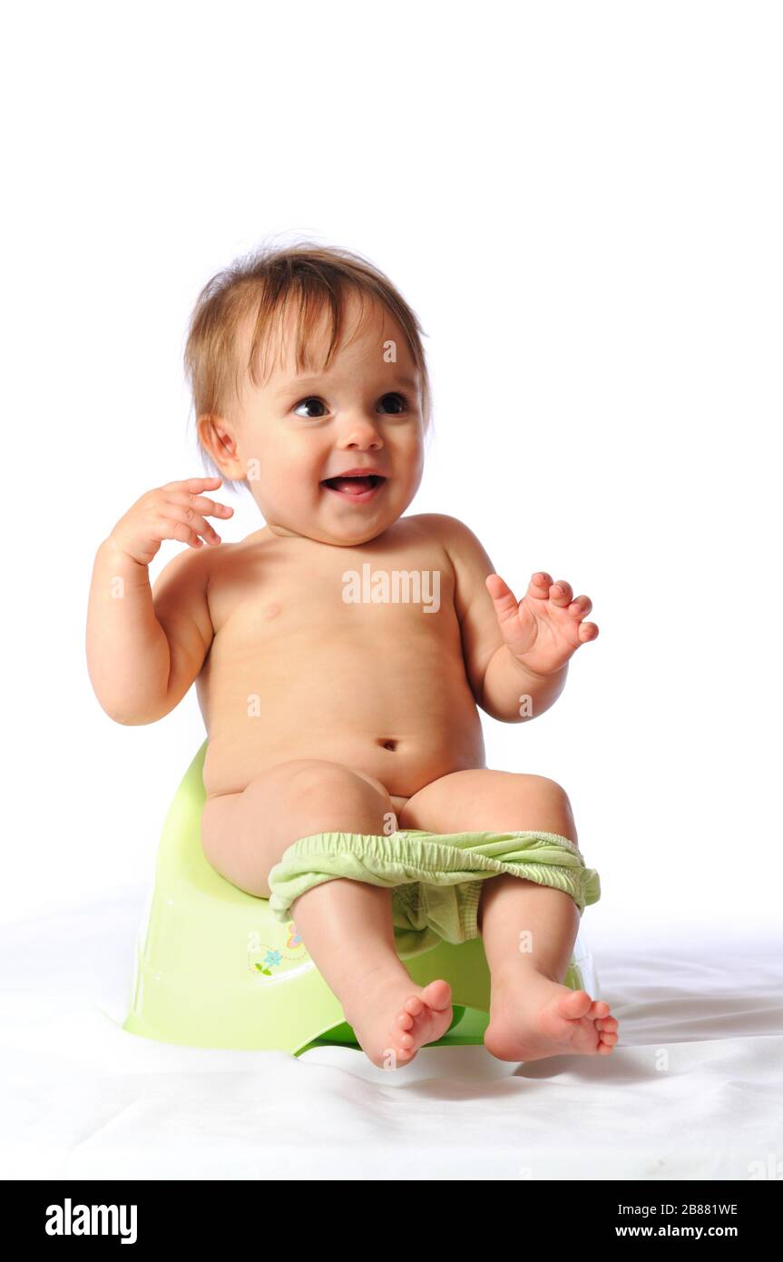 Potty Formation De L Adorable Portrait De Bebe Drole Sur Fond Blanc Isole Une Petite Fille D Un An Est Assise Sur La Potty Verte Et La Main Vers Le Haut Photo Stock