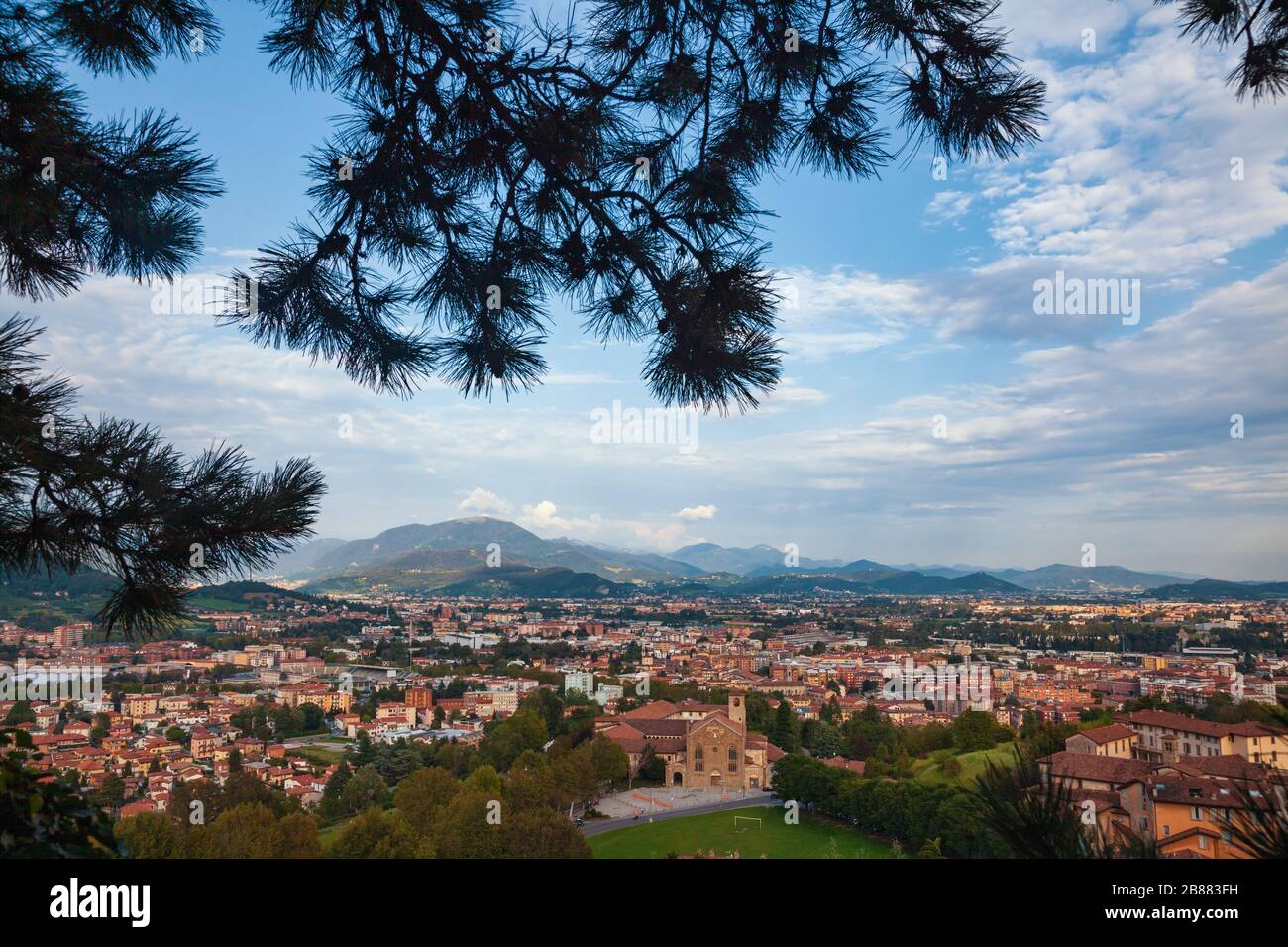 Vue aérienne de la Basse-ville de Bergame, l'une des destinations de voyage les plus populaires en Lombardie regoin du nord de l'Italie, vue de la Haute-Ville Banque D'Images