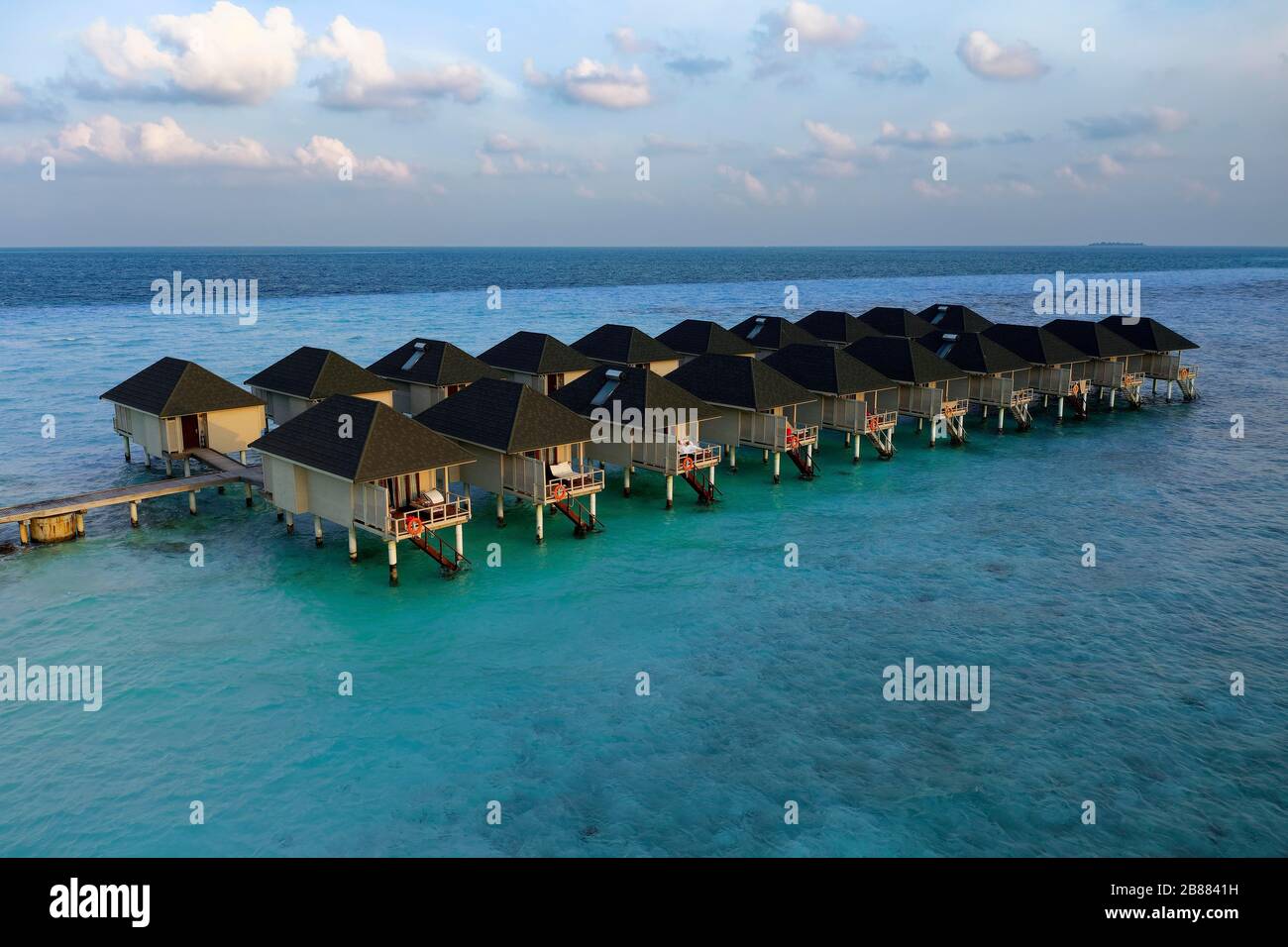 Bungalows sur l'eau, Ile d'été, atoll de North Male, Maldives Banque D'Images