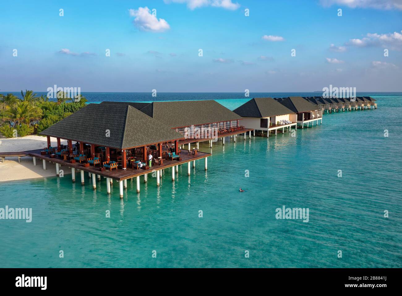 De la gauche : bar, restaurant, spa, Water Bungalows, Summer Island, North Male Atoll, Maldives Banque D'Images