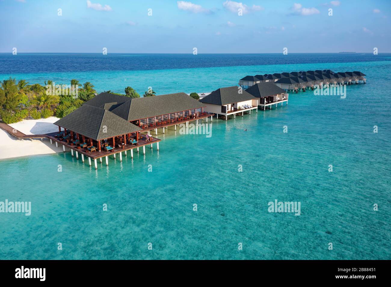 De la gauche : bar, restaurant, spa, Water Bungalows, Summer Island, North Male Atoll, Maldives Banque D'Images