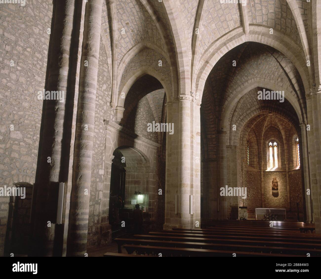 INTÉRIEUR DE LA IGLESIA GOTICA CONSTRUIDA SOBRE UN TEMPLO ROMANICO - S XIII LIEU: MONASTERIO DE SANTO TORIBIO. Liébana. ESPAGNE. Banque D'Images