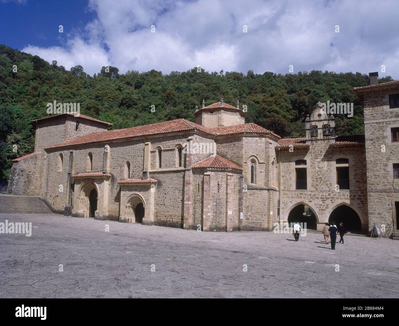 EXTÉRIEUR - IGLESIA Y ARCADAS APUNTADAS DEL ATRIO QUE DAN ACCESO AL CLAUSTRO. LIEU: MONASTERIO DE SANTO TORIBIO. Liébana. ESPAGNE. Banque D'Images