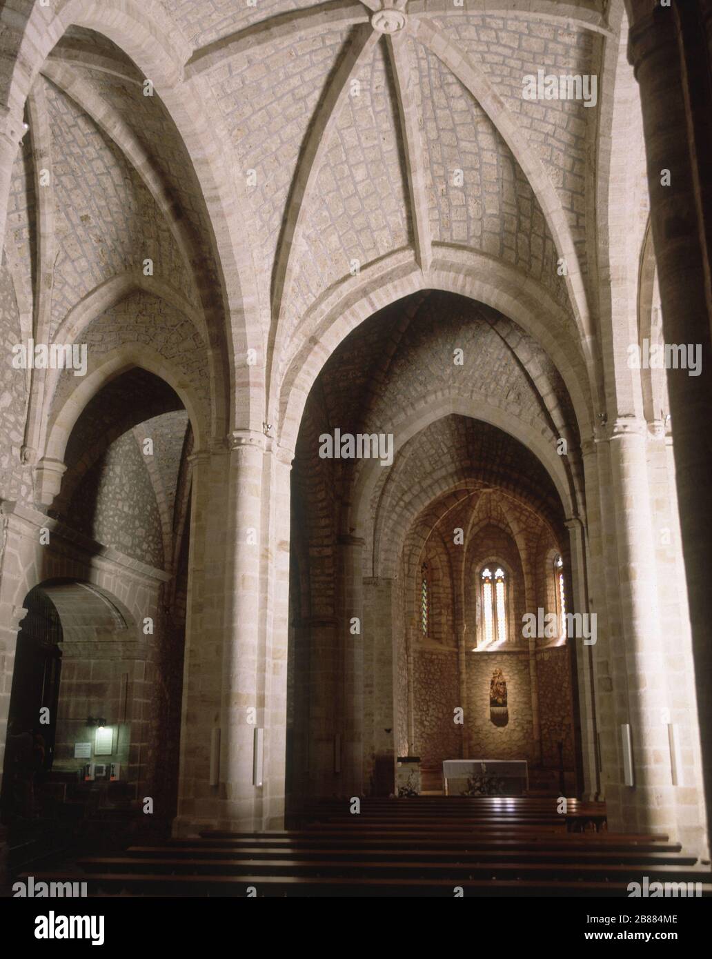 INTÉRIEUR DE LA IGLESIA GOTICA CONSTRUIDA SOBRE UN TEMPLO ROMANICO - S XIII LIEU: MONASTERIO DE SANTO TORIBIO. Liébana. ESPAGNE. Banque D'Images