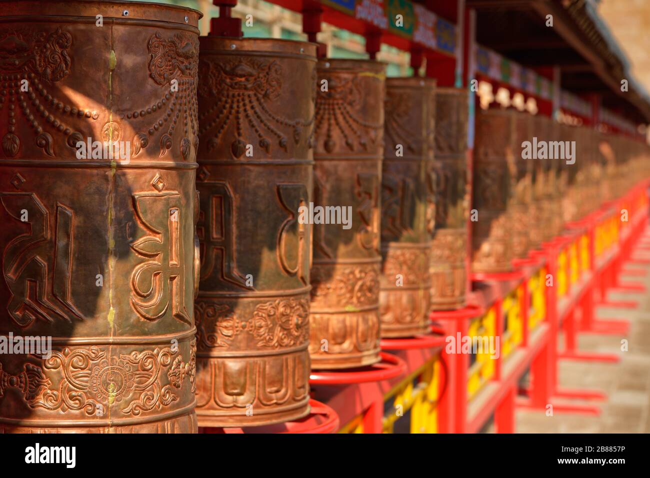 Rangée de mani priant roues de Putuo Zongcheng temple bouddhiste, l'un des huit temples de Chengde, Shanghai, Chine. Site du patrimoine mondial de l'Unesco Banque D'Images