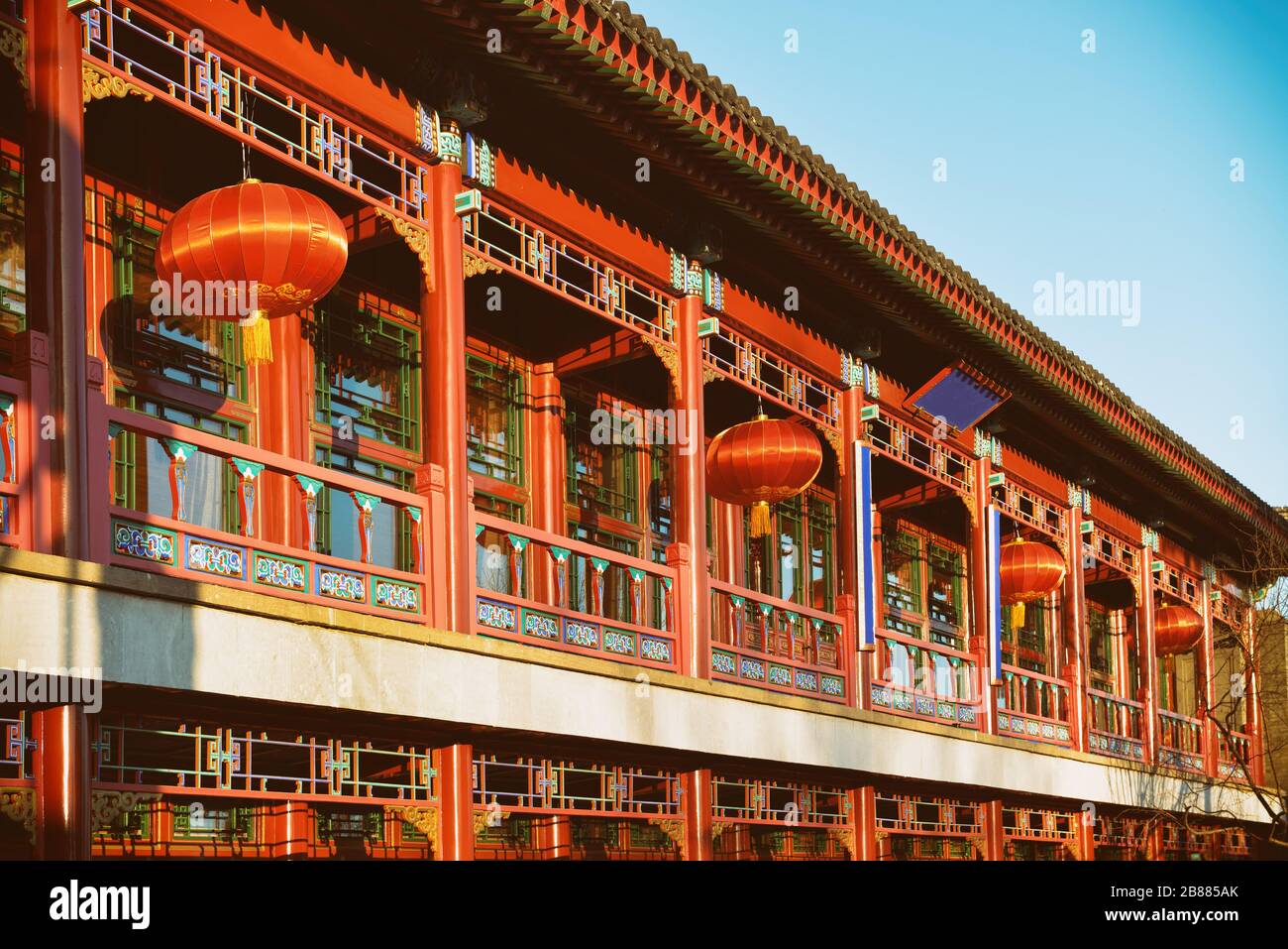 Ancien bâtiment de style chinois traditionnel avec structure en bois et de la peinture rouge. Banque D'Images