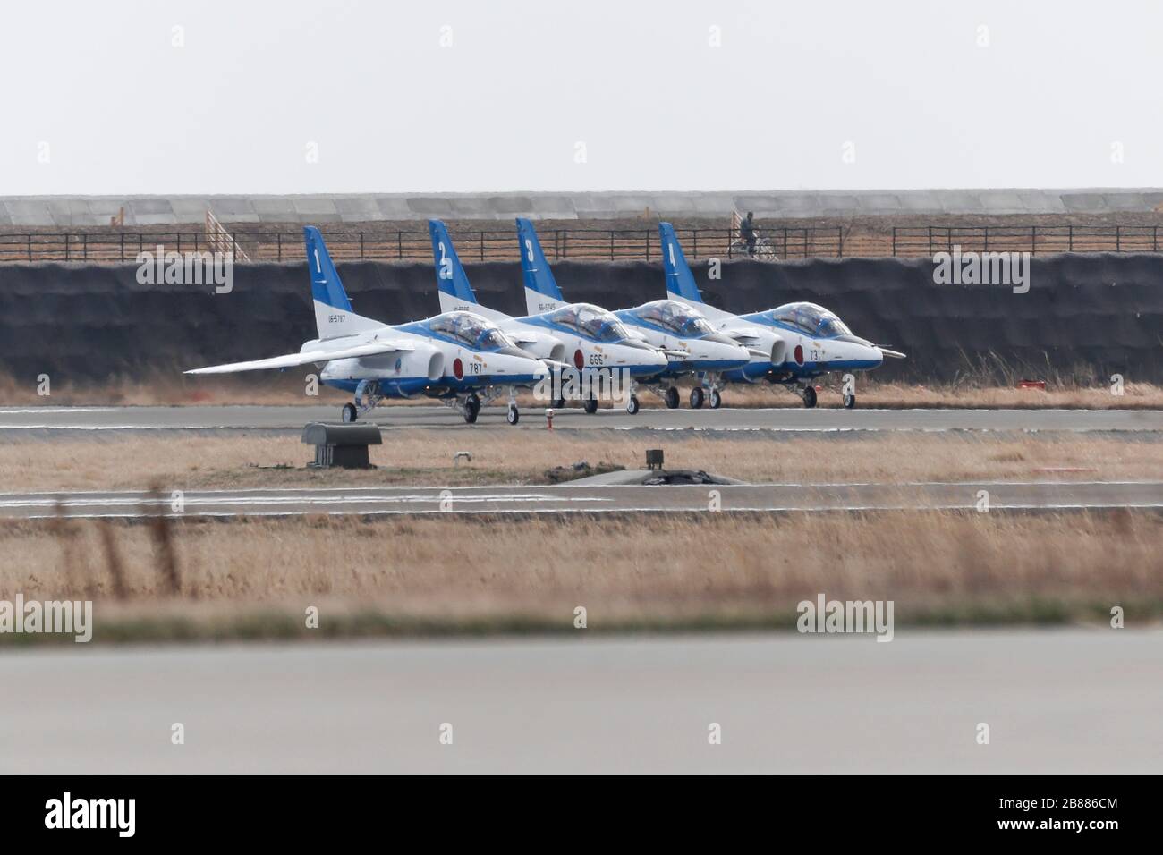 Matsushima, Japon. 20 mars 2020. L'équipe aérobique de la Force aérienne japonaise d'autodéfense Blue Impulse est vue avant de prendre la mouche pour la cérémonie d'arrivée de la flamme olympique à la Force aérienne japonaise d'autodéfense (JASDF) Matsushima base dans la préfecture de Miyagi. Les membres du Comité d'organisation des Jeux Olympiques et Paralympiques de Tokyo (Tokyo 2020) ont reçu la flamme olympique après le retour de la Grèce du relais de la flamme olympique de Tokyo 2020 avec le symbole des Jeux Olympiques. Crédit: Rodrigo Reyes Marin/ZUMA Wire/Alay Live News Banque D'Images