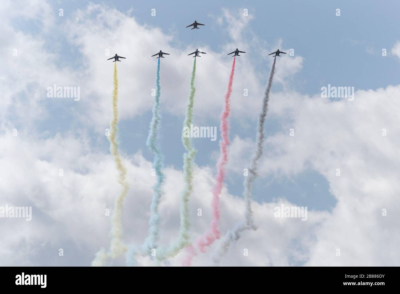 Matsushima, Japon. 20 mars 2020. L'équipe aérobique de la Force aérienne japonaise d'autodéfense Blue Impulse vole pendant la cérémonie d'arrivée de la flamme olympique à la Force aérienne japonaise d'autodéfense (JASDF) Matsushima base dans la préfecture de Miyagi. Les membres du Comité d'organisation des Jeux Olympiques et Paralympiques de Tokyo (Tokyo 2020) ont reçu la flamme olympique après le retour de la Grèce du relais de la flamme olympique de Tokyo 2020 avec le symbole des Jeux Olympiques. Crédit: Rodrigo Reyes Marin/ZUMA Wire/Alay Live News Banque D'Images