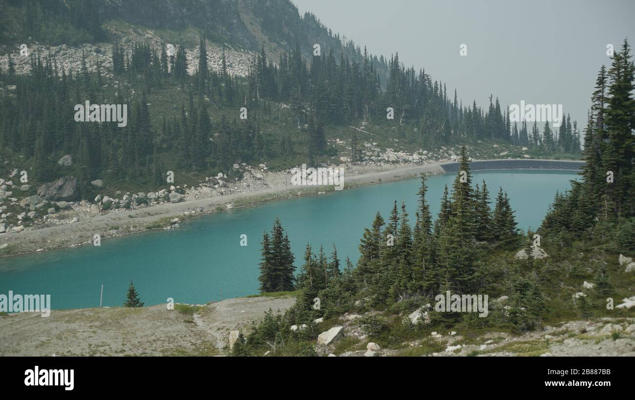 l'homme a fait du lac sur une chaîne de montagnes en colombie-britannique canada Banque D'Images