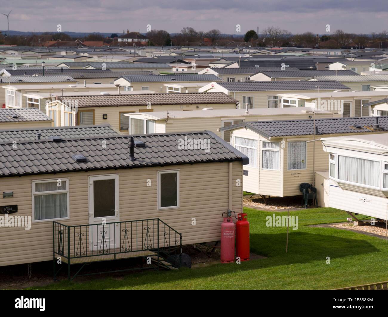 Vue sur l'un des nombreux parcs de vacances statiques de caravanes le long de la côte entre Mapplethorpe et Sutton on Sea, Lincolnshire, Royaume-Uni Banque D'Images