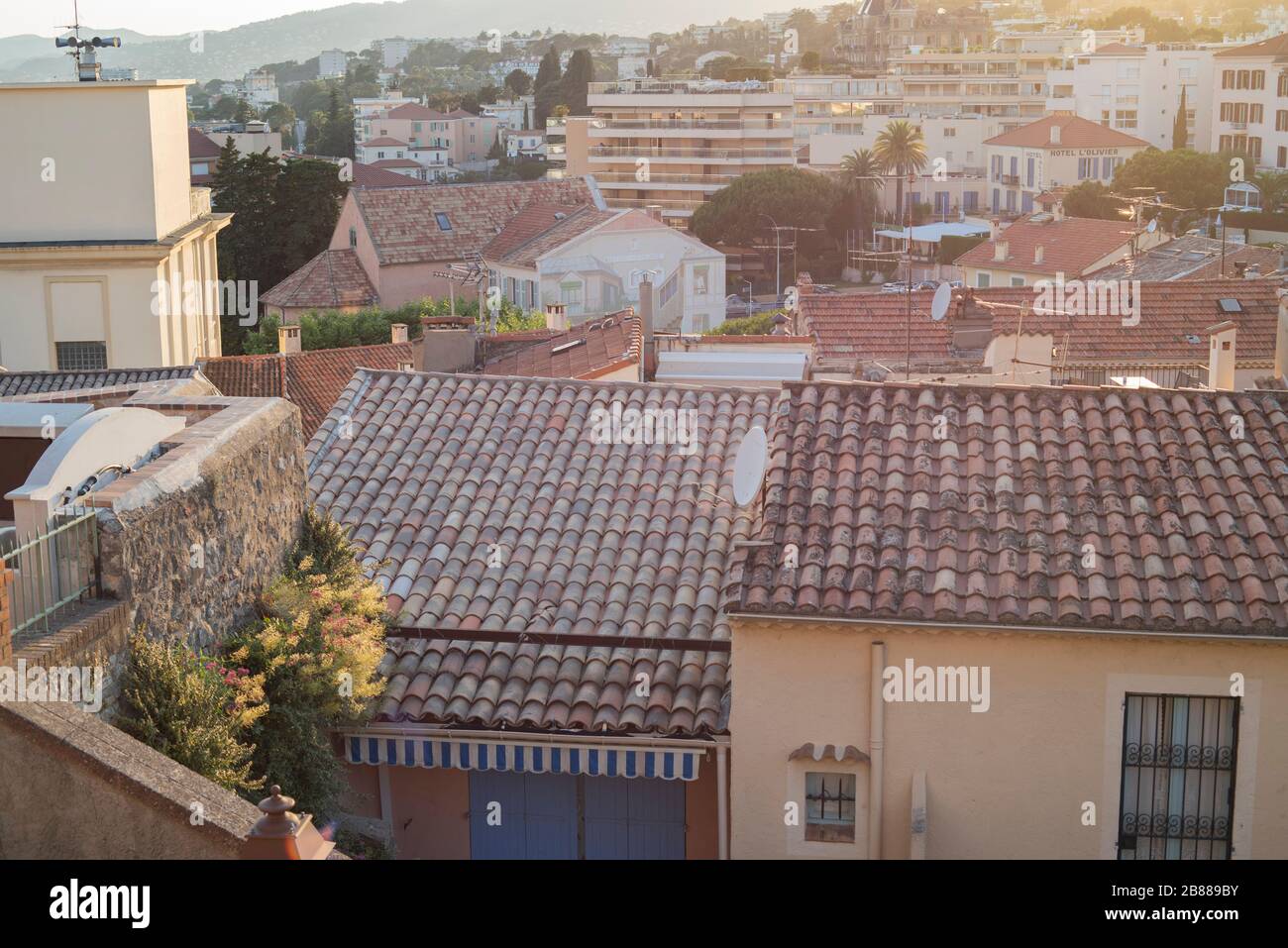 Vue sur les vieux toits de Cannes. Maisons traditionnelles de France du Sud dans la région du Suquet. Lieux de voyage en France Banque D'Images