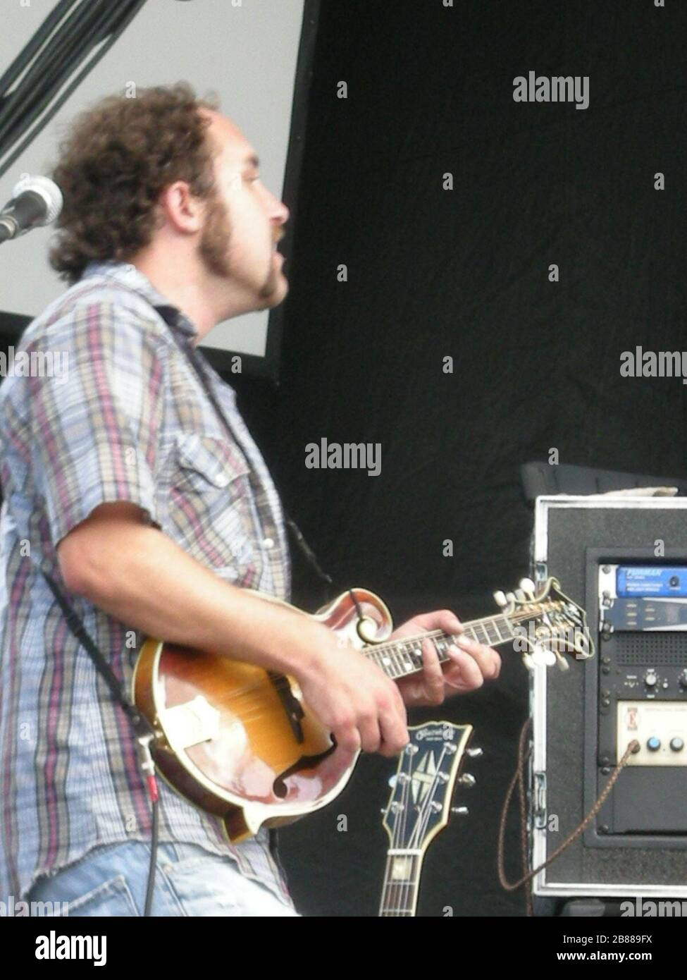 English : Adam Smith Tarzano mandoline, guitare électrique, et de voix pour  Oakhurst. J'ai pris cette photo à l'automne 2007 hookahville. ; 7 septembre  2007 (date d'origine) ; transfert de fr.Wikipedia de