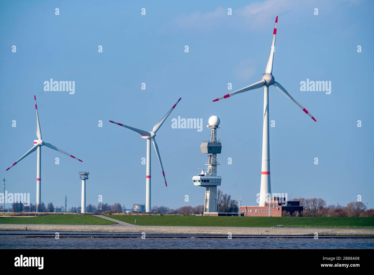 Centre de trafic EMS, une installation du système allemand-néerlandais de sécurité routière EMS, surveille le trafic maritime dans l'estuaire de l'EMS, la tour radar, le phare, W Banque D'Images