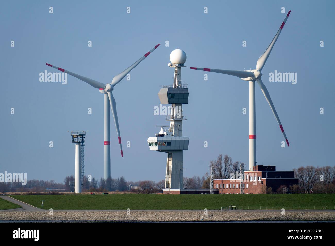 Centre de trafic EMS, une installation du système allemand-néerlandais de sécurité routière EMS, surveille le trafic maritime dans l'estuaire de l'EMS, la tour radar, le phare, W Banque D'Images