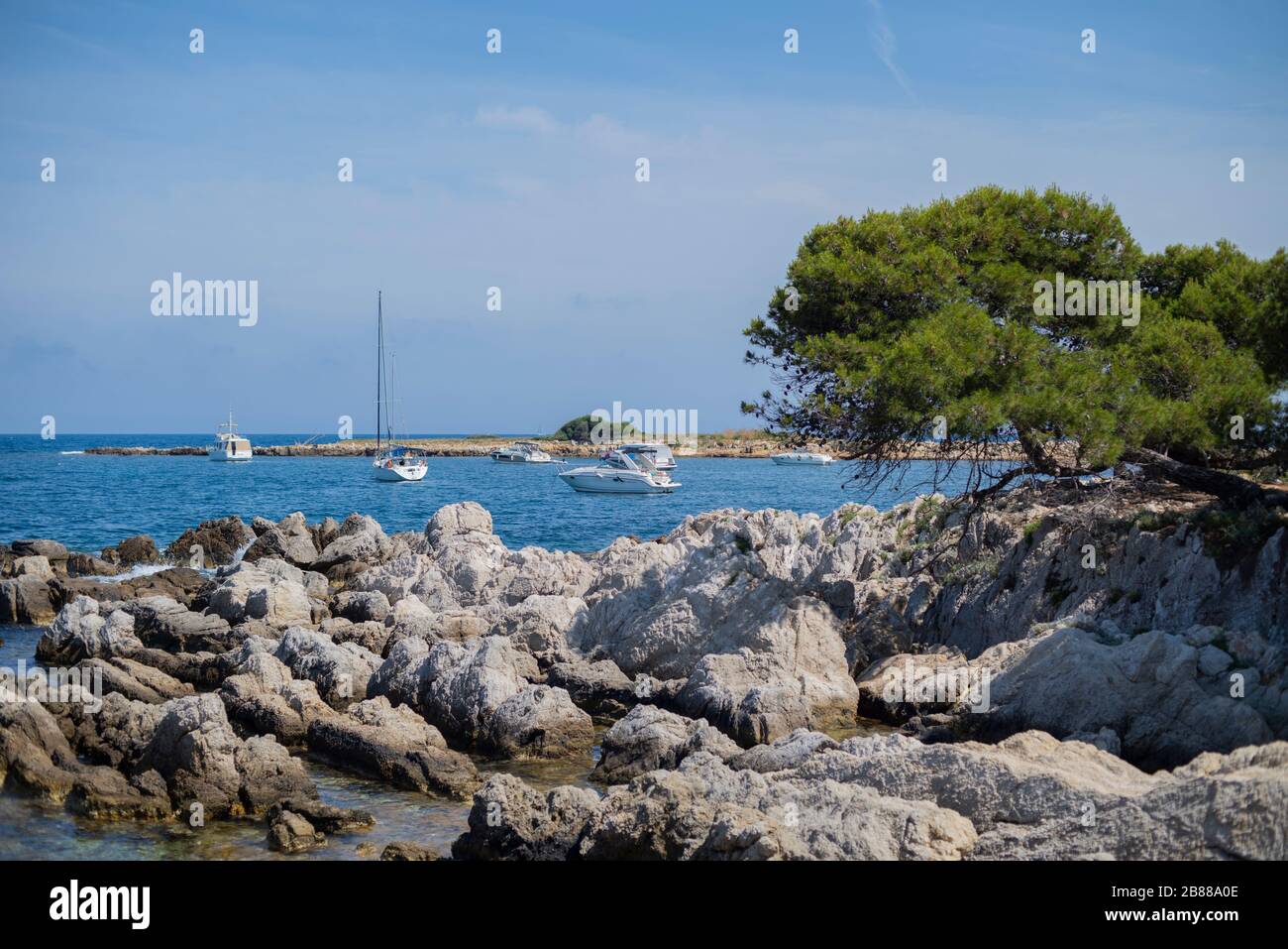 Yacht holyday. Côte d'Azur. Yachts de luxe ancrés autour des îles Lerins, Saint-Honorat. Les gens se détendant sur les yachts.Voyage en France Banque D'Images