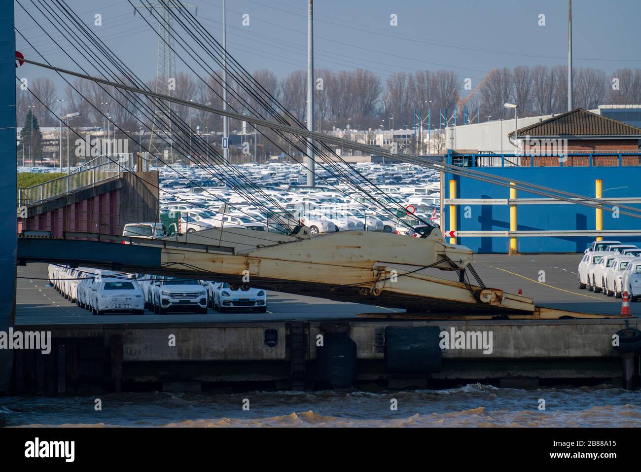 Transporteur DE véhicules MATIN CARA dans l'estuaire de l'EMS, usine VW, Emden, EUKOR, compagnie d'expédition sud-coréenne, transports de nouvelles voitures, Basse-Saxe, Allemagne Banque D'Images