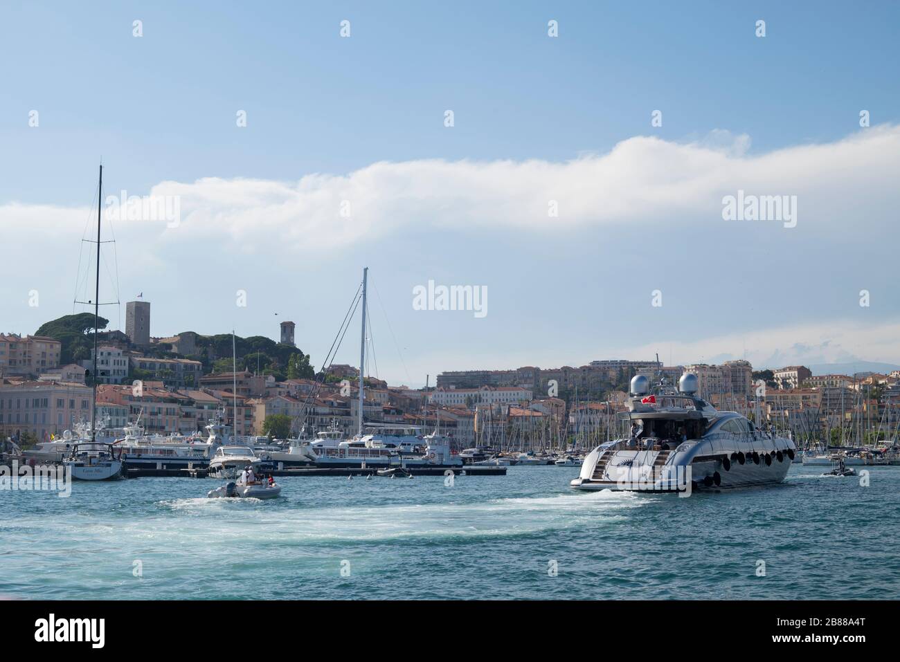 Vue sur la magnifique côte d'azur. Baie de Cannes avec le Suquet sur le terrain de bachground. Yachts de luxe dans la baie. Meilleurs endroits de voyage en France Banque D'Images