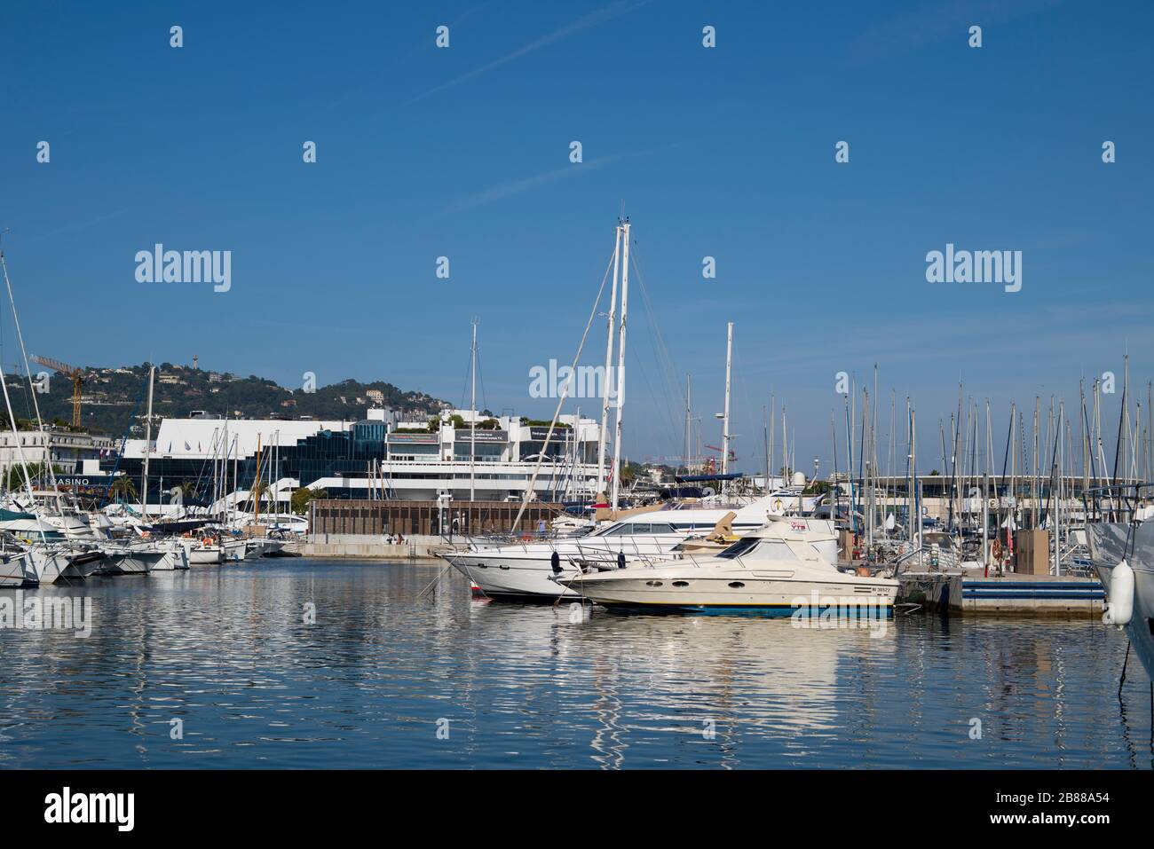 Paysage urbain du centre de Cannes, Palais des Festivals et marina. Vue sur le port de Cannes. Port de Cannes. Lieux de voyage en France, Europe Banque D'Images