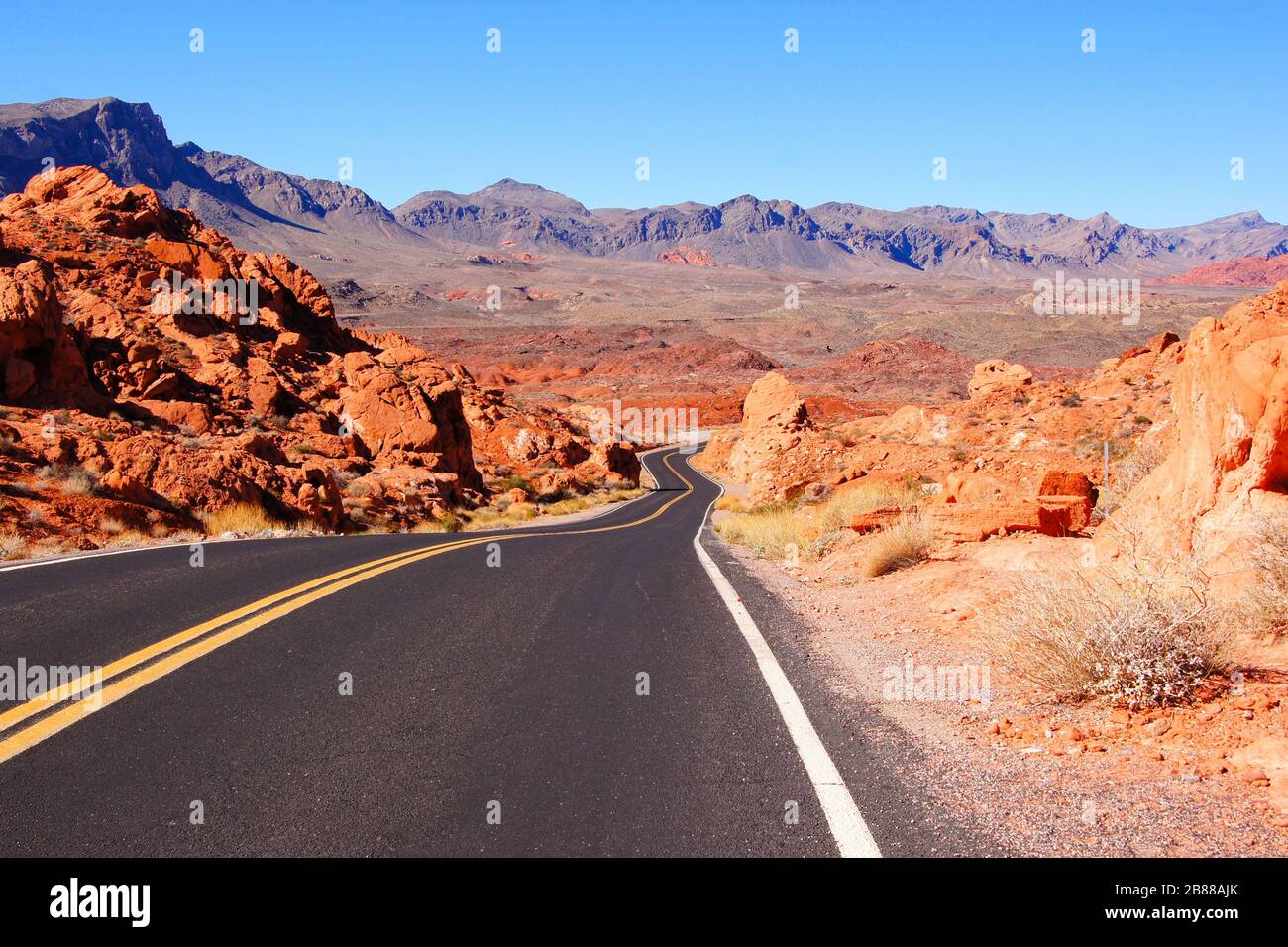 Traversez la pittoresque vallée du parc national des pompiers, Nevada, États-Unis Banque D'Images