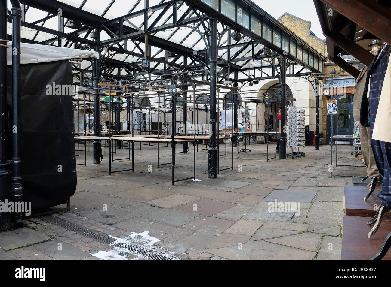 Camden Market, Londres, Angleterre - 20 mars 2020: Les touristes et les acheteurs restent loin du marché Camden pendant la pandémie de Coronavirus Banque D'Images