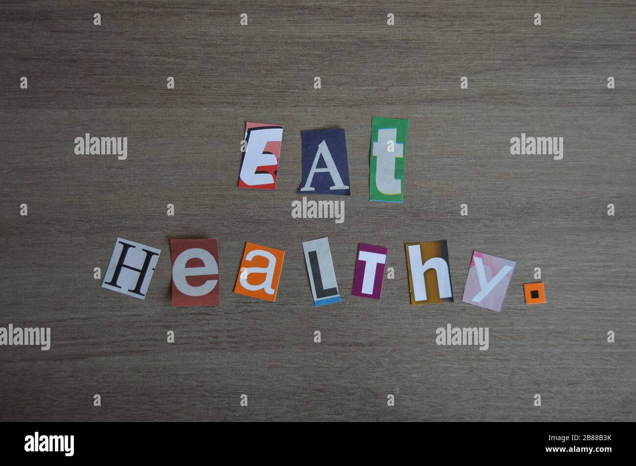 Phrase « Eat Healthy » faite avec un collage de différentes lettres typographiques Banque D'Images