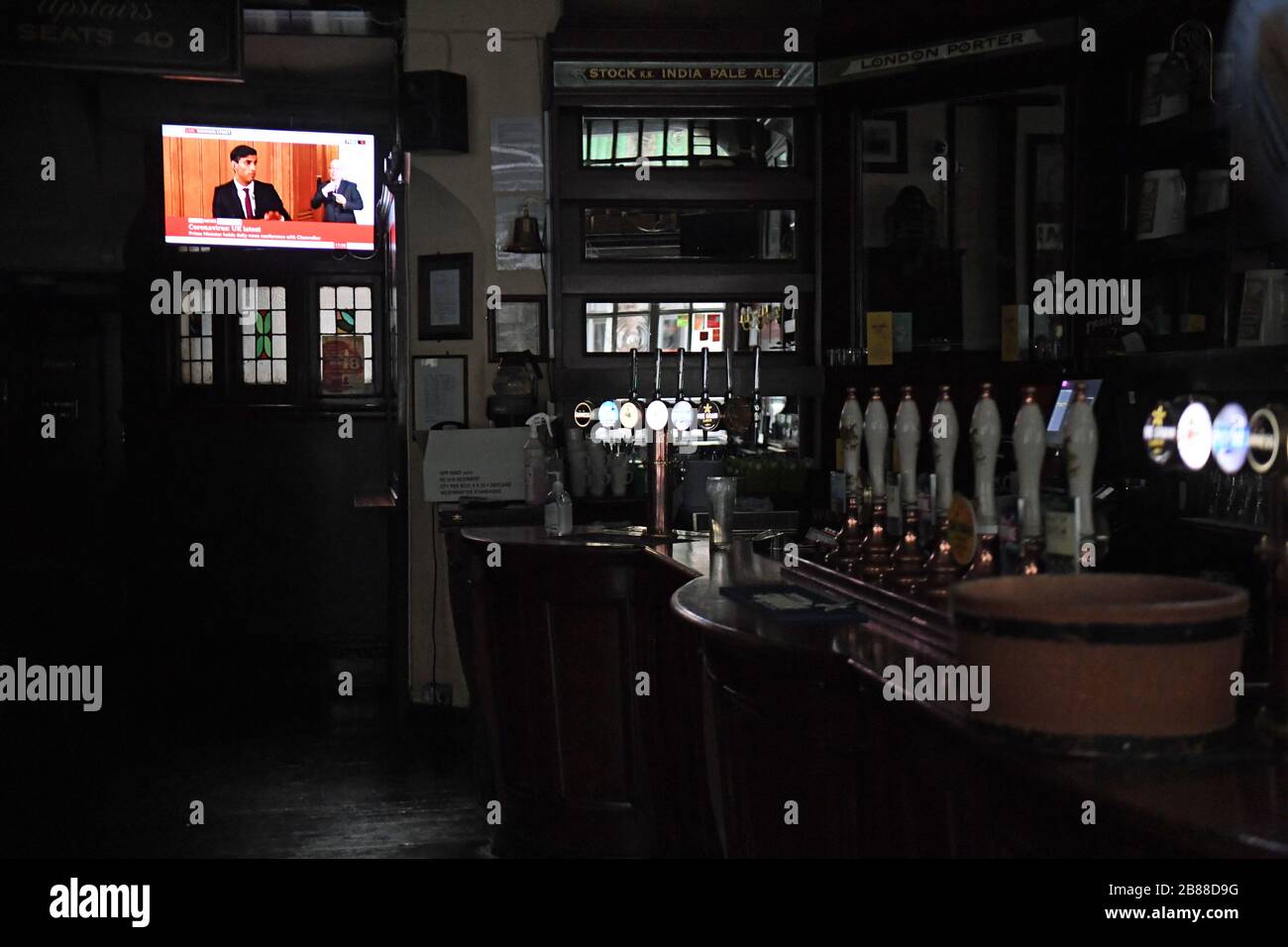 Le pub Westminster Arms à Londres est fermé avec la télévision toujours en service, comme Boris Johnson commande des pubs et des restaurants dans tout le pays pour fermer ce soir, comme le gouvernement a annoncé des mesures sans précédent pour couvrir les salaires des travailleurs qui, autrement, perdraient leur emploi en raison de l'épidémie de coronavirus. Banque D'Images