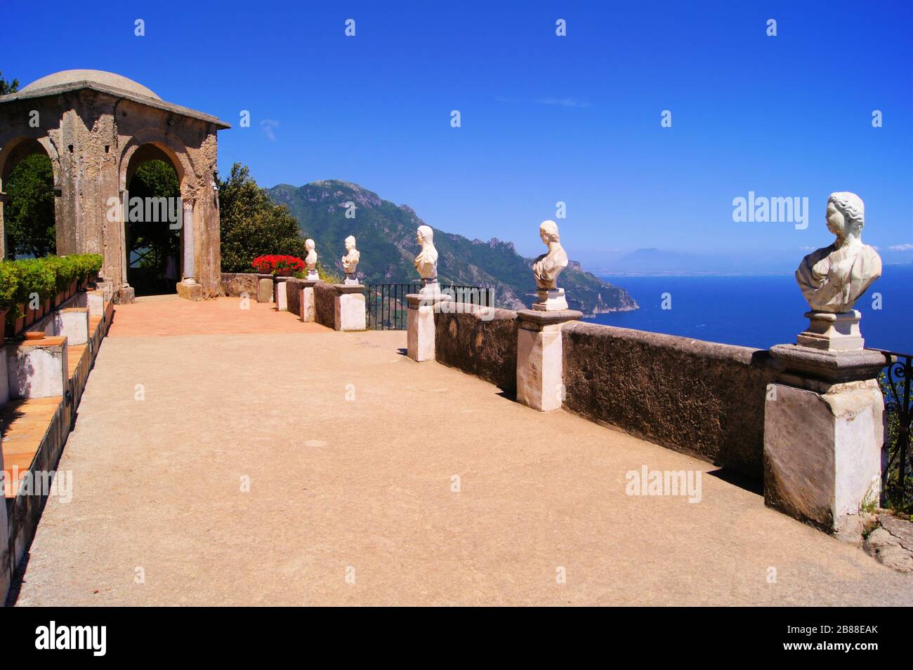 Statues de la terrasse d'Infinity au-dessus de la côte amalfitaine, Ravello, Italie Banque D'Images