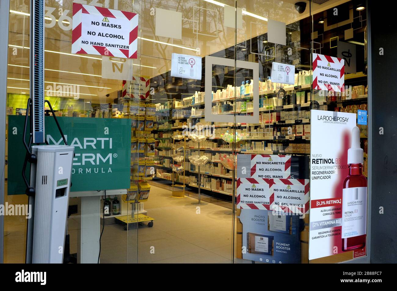 Pharmacie avec des avertissements de non marques, pas de liquide désinfectant, pas d'alcool, Las Ramblas Barcelone Espagne Banque D'Images