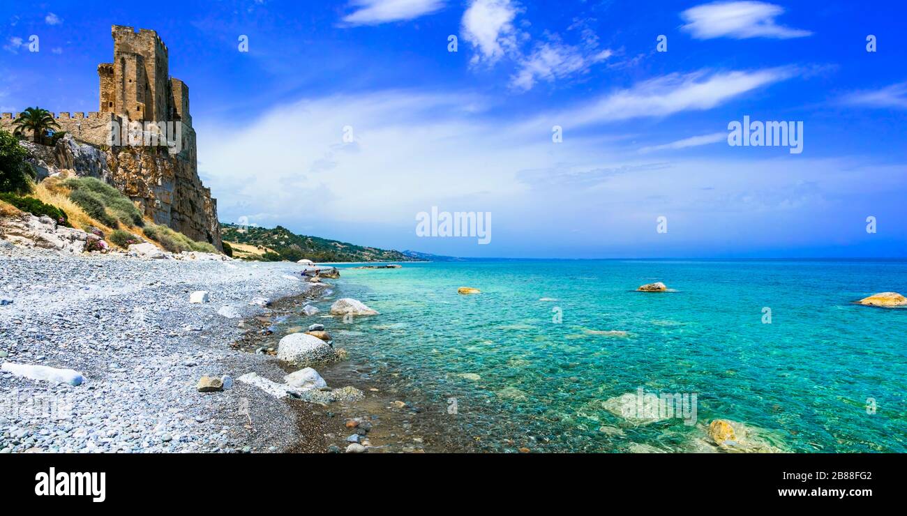 Château médiéval sur la mer, Roseto Capo Spulico, province de Cosenza, Calabre, Italie. Banque D'Images