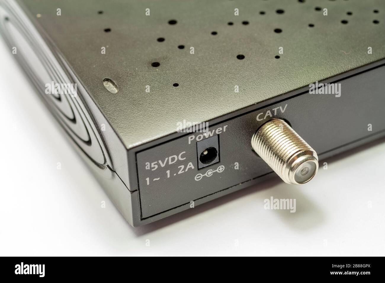 Ancien modem routeur isolé sur fond blanc. Banque D'Images