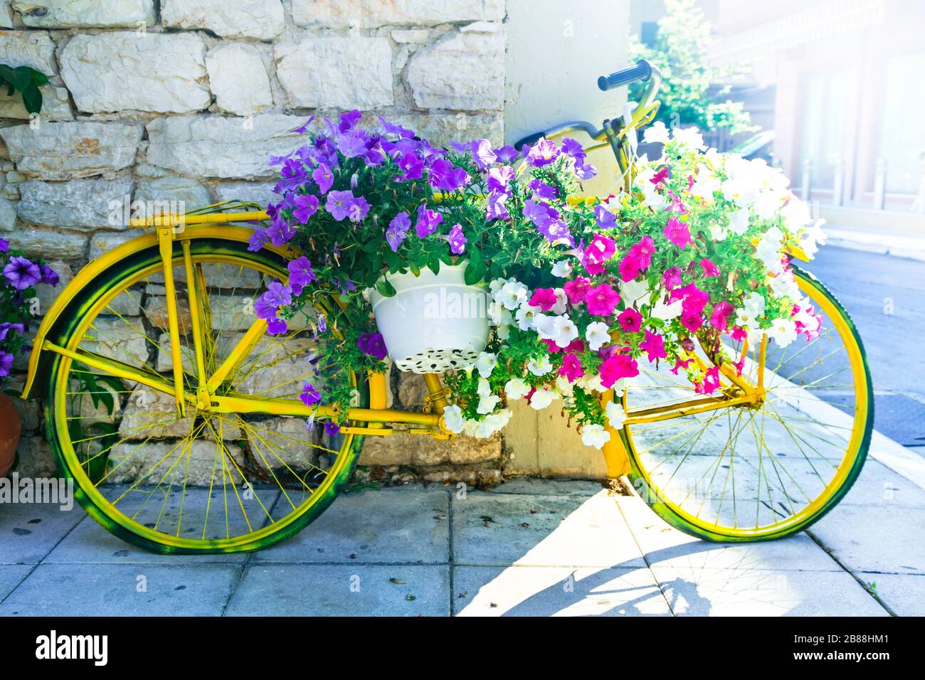 Vieux vélo et décoration florale à Naxos, Grèce. Banque D'Images