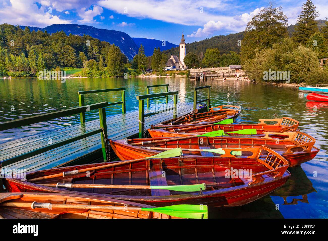 Impressionnant lac de Bohinj, vue avec montagnes et petite église, Slovénie. Banque D'Images