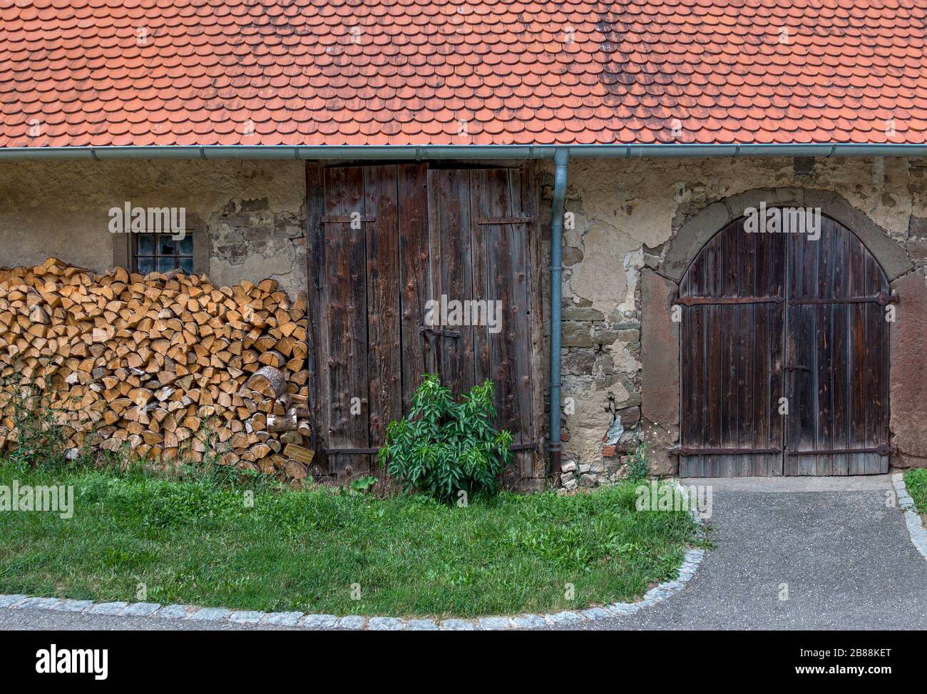 Ancien bâtiment de ferme avec deux portes Banque D'Images