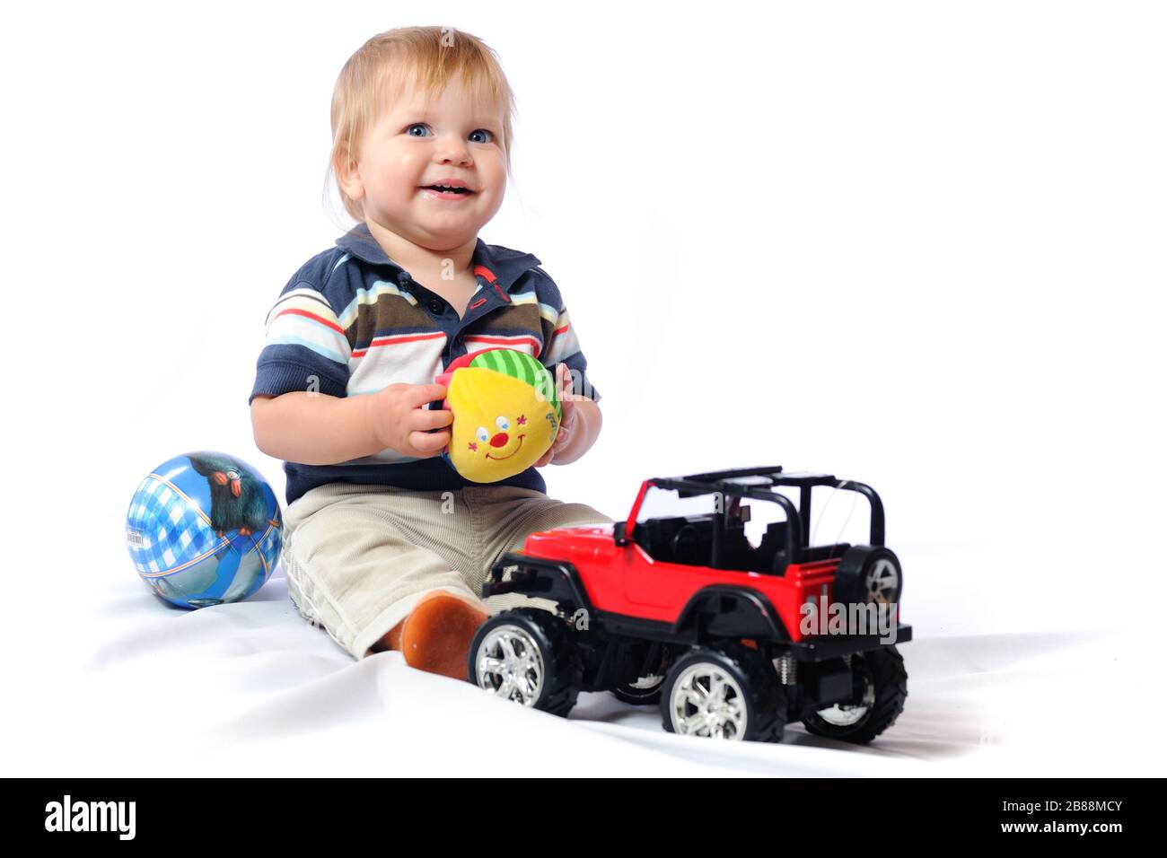 Beau Bébé Mignon Jouant à La Voiture Enfants Voiture Jouets De