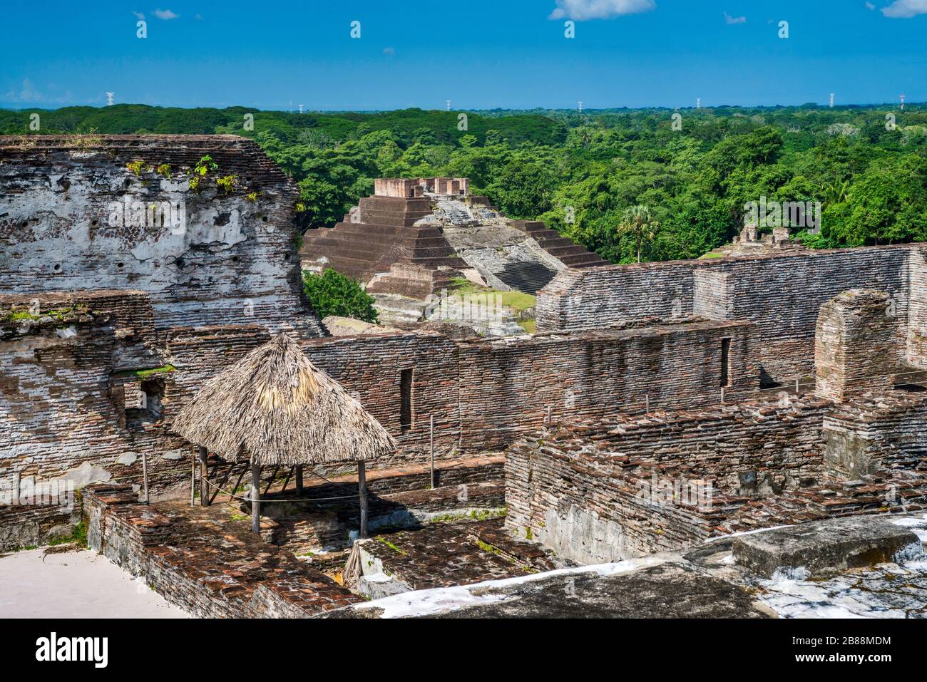 El Palacio à Acropolis, Templo I à distance, ruines mayas au site archéologique de Comalcalco, Etat de Tabasco, Mexique Banque D'Images