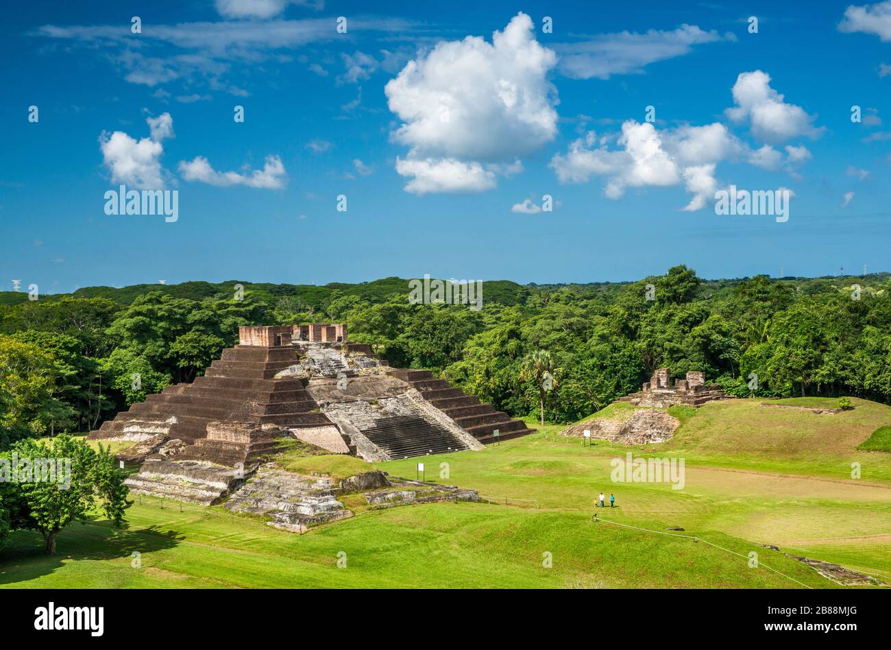 Templo I et Templo II, vue de l'Acropole, ruines mayas au site archéologique de Comalcalco, État de Tabasco, Mexique Banque D'Images