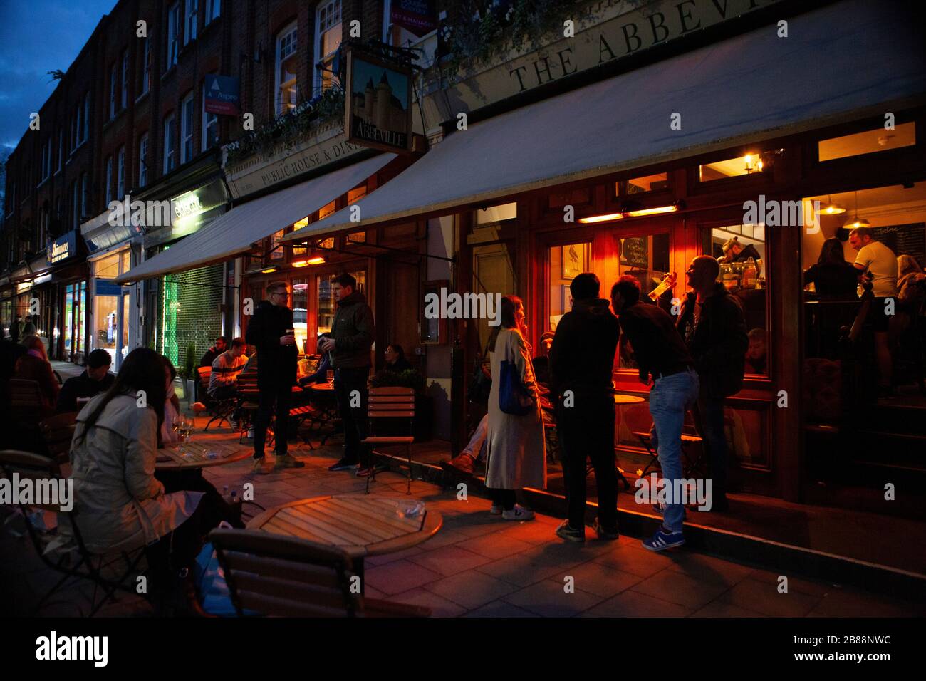 Londres, Royaume-Uni. 20 mars 2020. Les buveurs du pub Abbeville de Clapham ont la dernière occasion de partager un verre avant la fermeture obligatoire des bars, restaurants et salles de gymnastique annoncée aujourd'hui par le Premier ministre Boris Johnson dans son exposé quotidien de presse COVID-19. Les mesures volontaires de distanciation sociale se sont avérées inefficaces. Anna Watson/Alay Live News Banque D'Images