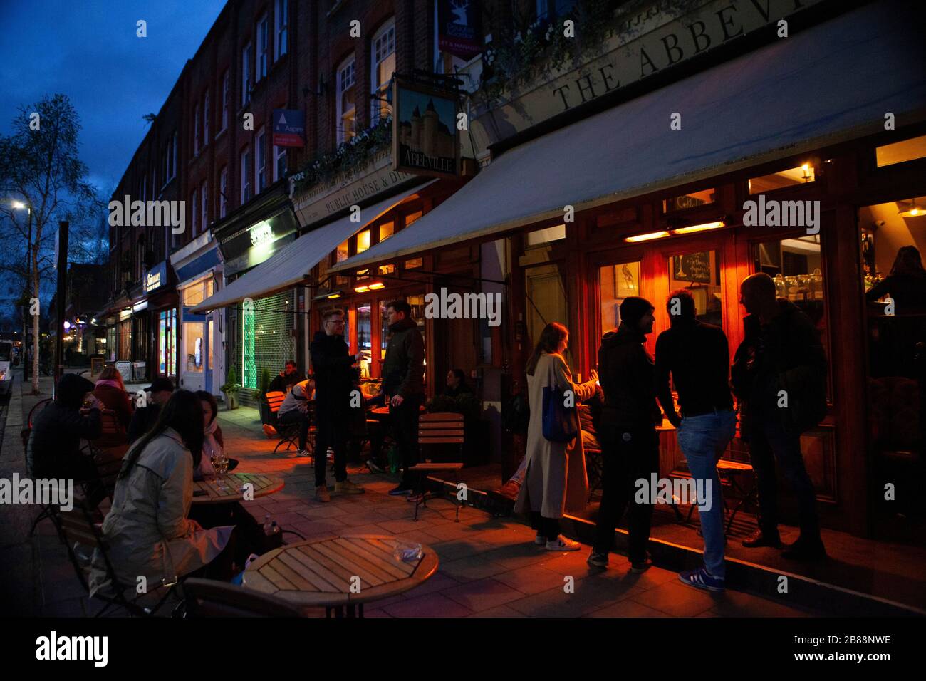 Londres, Royaume-Uni. 20 mars 2020. Les buveurs du pub Abbeville de Clapham ont la dernière occasion de partager un verre avant la fermeture obligatoire des bars, restaurants et salles de gymnastique annoncée aujourd'hui par le Premier ministre Boris Johnson dans son exposé quotidien de presse COVID-19. Les mesures volontaires de distanciation sociale se sont avérées inefficaces. Anna Watson/Alay Live News Banque D'Images