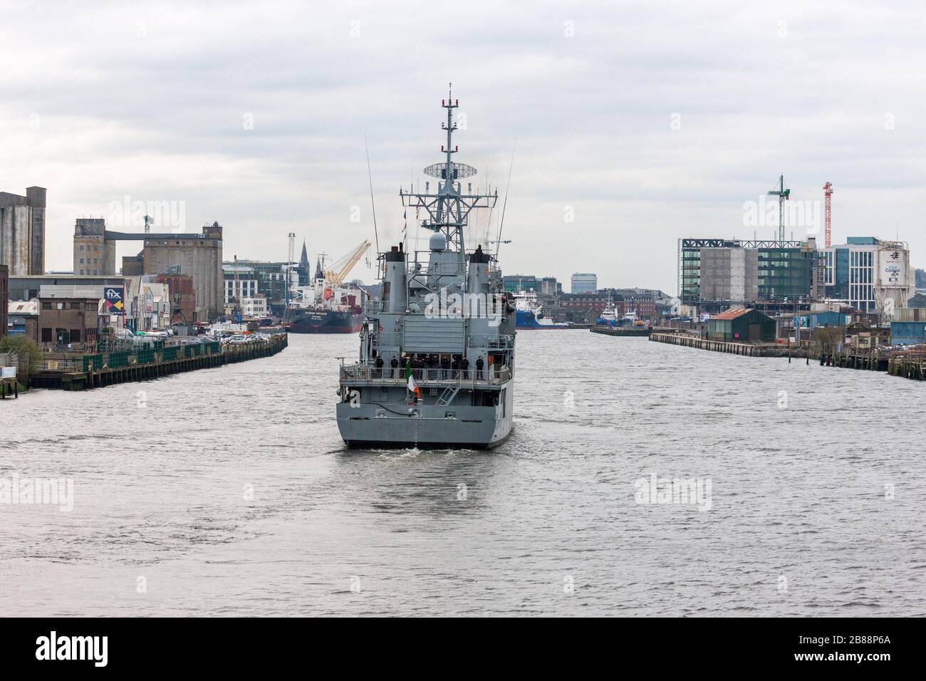 Cork, Irlande, 20 mars 2020. Le bateau naval irlandais LÉ Eithne s'envolera sur le fleuve Lee en direction d'Albert Quay à Cork, où elle sera en attente comme centre d'essais pour le coronavirus à Cork, en Irlande. Le navire phare a récemment été utilisé comme navire de réserve et les travailleurs de la marine et des chantiers navals civils ont juste pris 36 heures pour préparer le navire à cette affectation. Son effectif de 86 personnes est composé de personnel régulier et de personnel de réserve. - photo; David Creedon / Anzenberger Banque D'Images