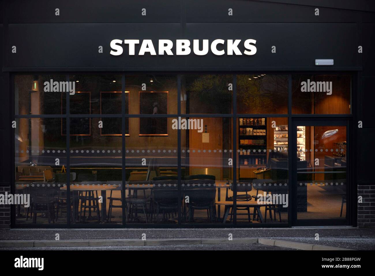Johnstone, Écosse, Royaume-Uni. 20 mars 2020 Vider Starbucks. Johnstone, Renfrewshire. Il est demandé aux pubs, clubs, cinémas et salles de gymnastique de se fermer dès que possible en raison de l'épidémie de coronavirus en cours au Royaume-Uni. Crédit: Chris McNulty/Alay Live News Banque D'Images