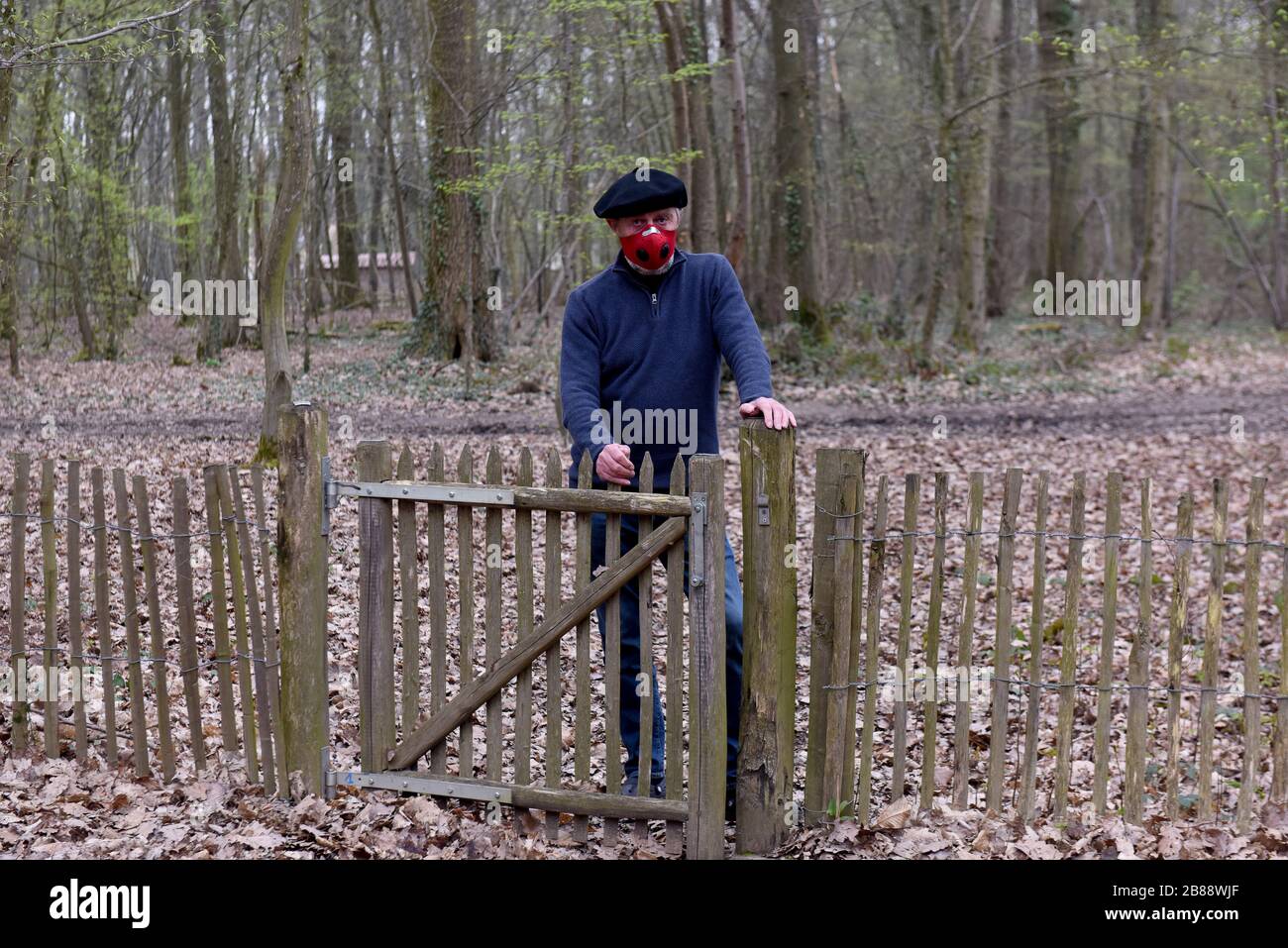 Homme portant un masque facial pendant le coronavirus Covid 19 épidémie de pandémie de virus rural France isolé isolement refuge rural retraite masque facial Banque D'Images