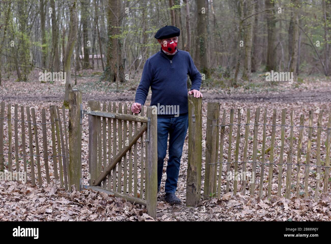 Homme portant un masque facial pendant le coronavirus Covid 19 épidémie de pandémie de virus rural France isolé isolement refuge rural retraite masque facial Banque D'Images