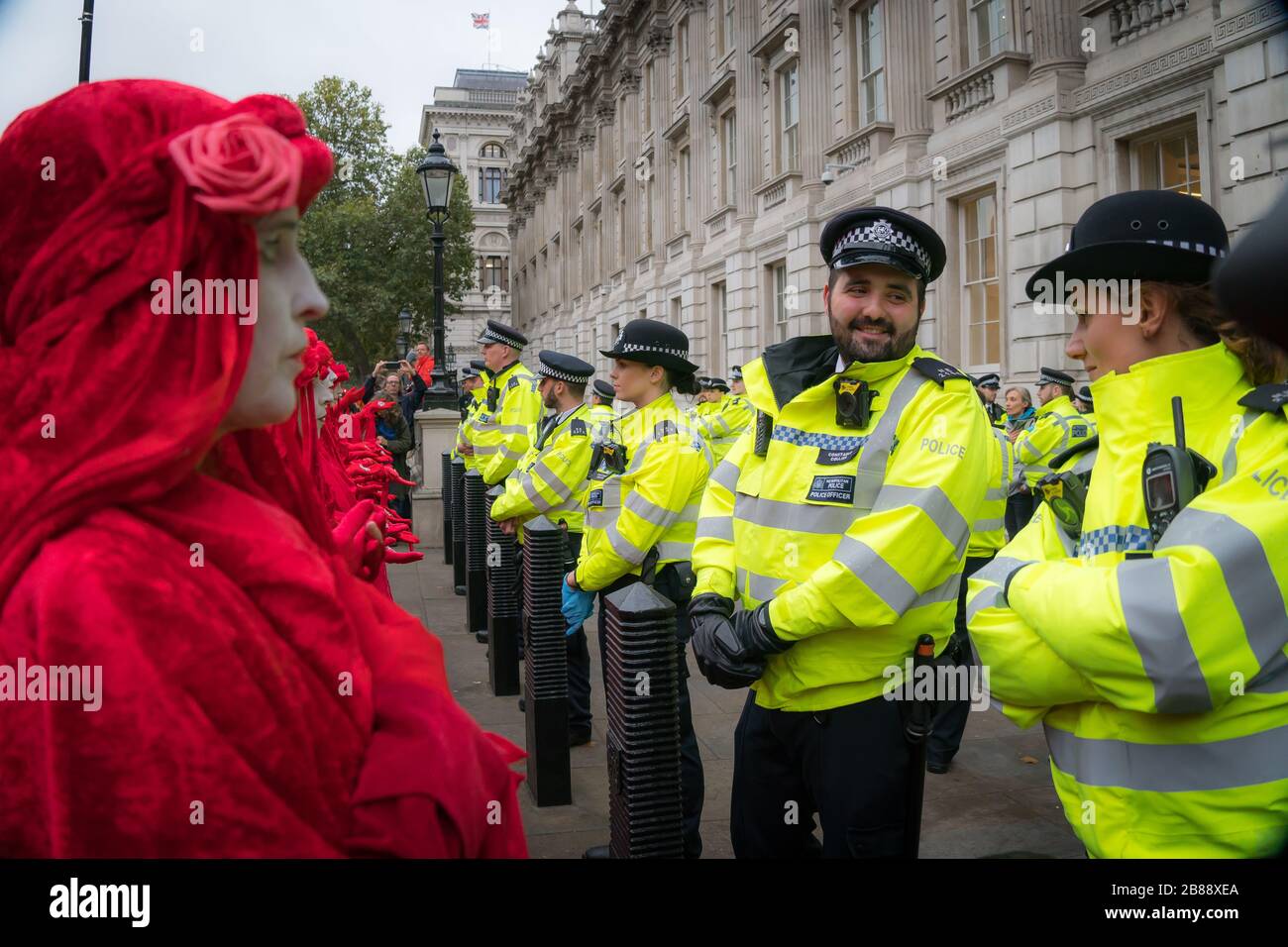Whitehall, Londres, Royaume-Uni. - 7 octobre 2019- ptotests - XR rouge 'Brigade' art group lors d'une performance de rue en face du bureau du Cabinet Banque D'Images