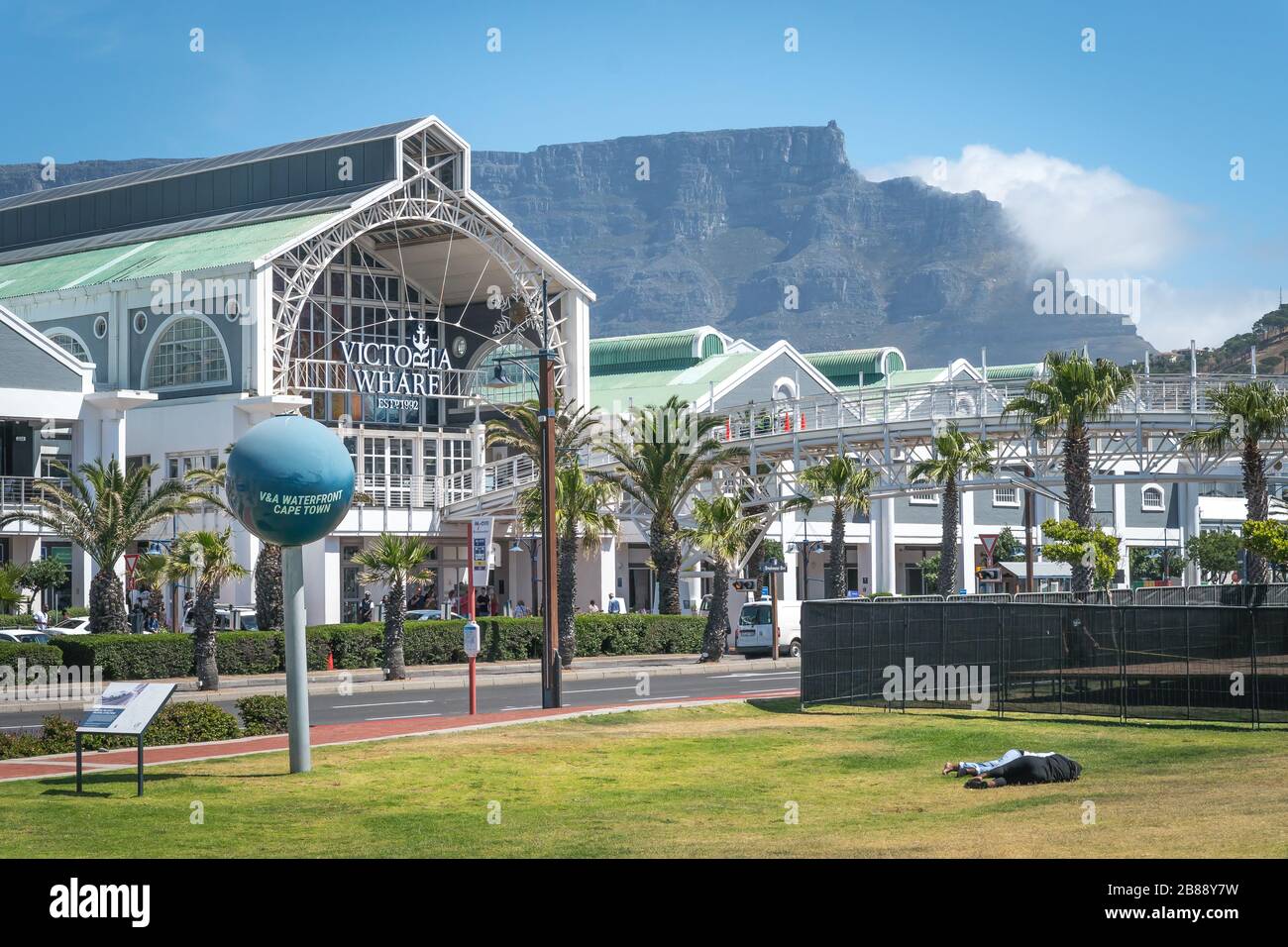 Cape Town, Afrique du Sud - 25 novembre 2019 - Centre commercial Victoria and Albert Waterfront et vue sur Table Mountain en arrière-plan Banque D'Images