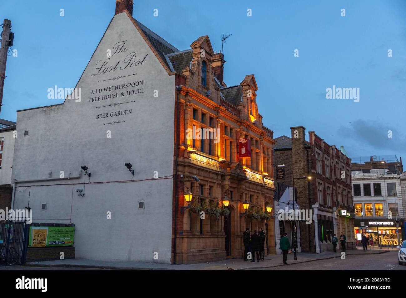 Southend-on-Sea, Royaume-Uni. 20 mars 2020. Last Post, Weston Rd. Les buveurs apprécient les dernières heures avant les cafés, les pubs et les restaurants doivent fermer de vendredi soir pour aider à s'attaquer au coronavirus. Penelope Barritt/Alay Live News Banque D'Images