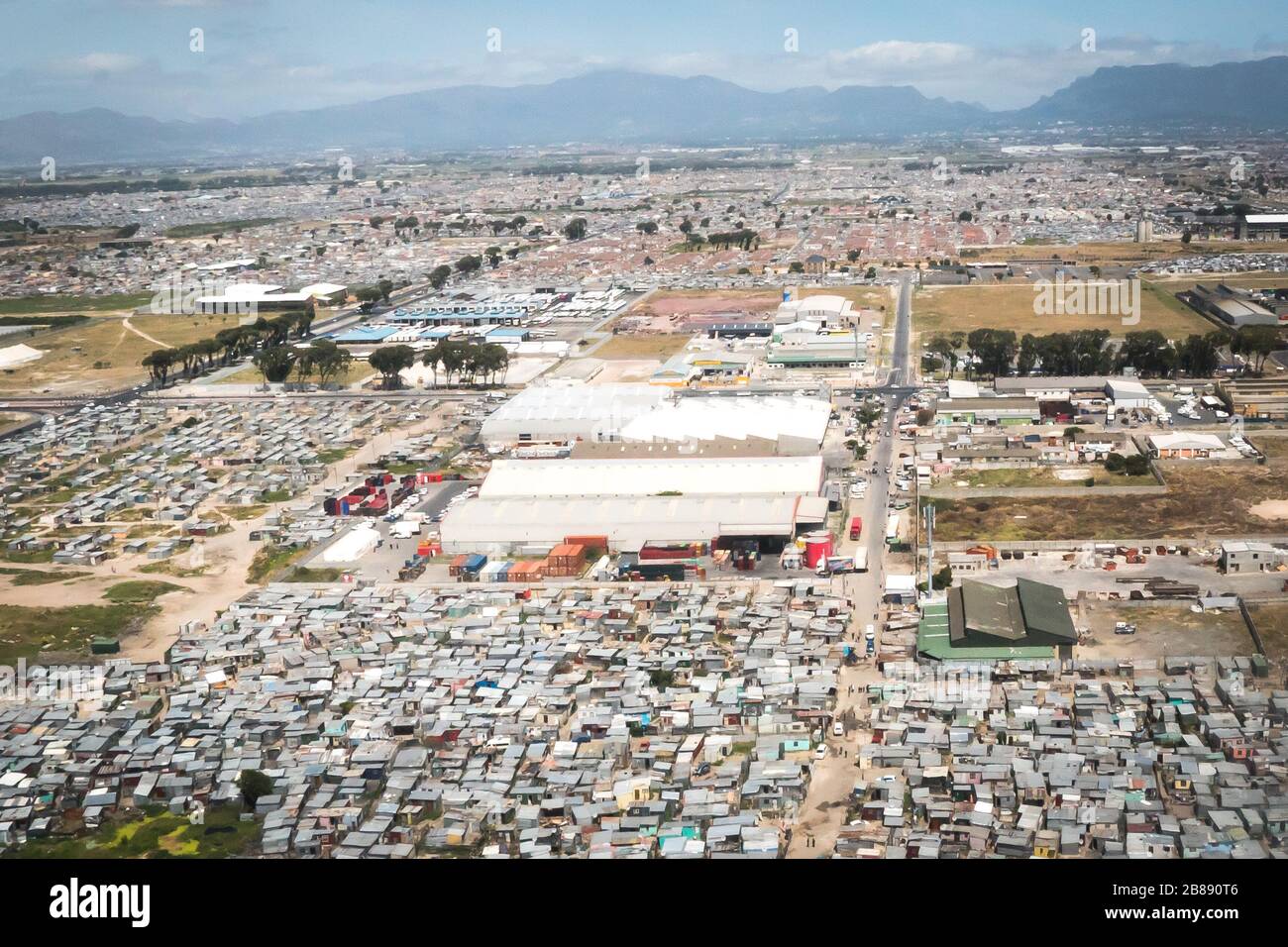 Johannesburg, Afrique du Sud - 1 décembre 2019 - vue aérienne d'une zone industrielle entourée de bidonvilles Banque D'Images