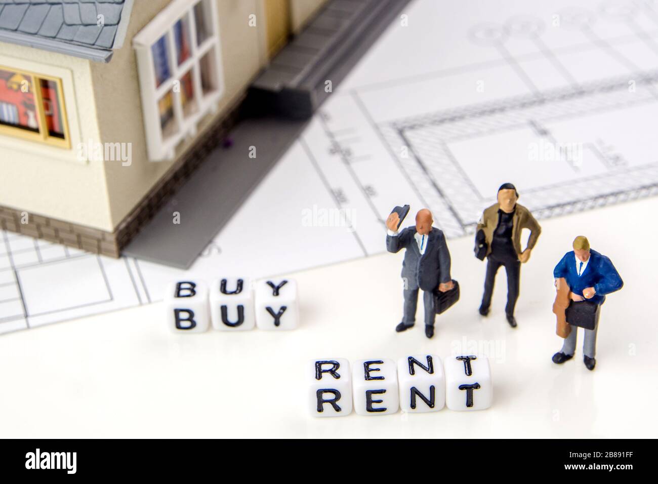 la décision de louer ou d'acheter une nouvelle résidence en tant que portunity d'investissement, une équipe de figurines miniatures décidant d'une nouvelle possibilité financière, Banque D'Images
